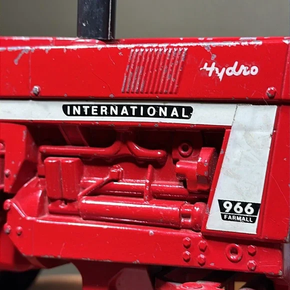 ERTL Vintage Farmall International Harvester 966 - 1/16 scale - Picture 15 of 17